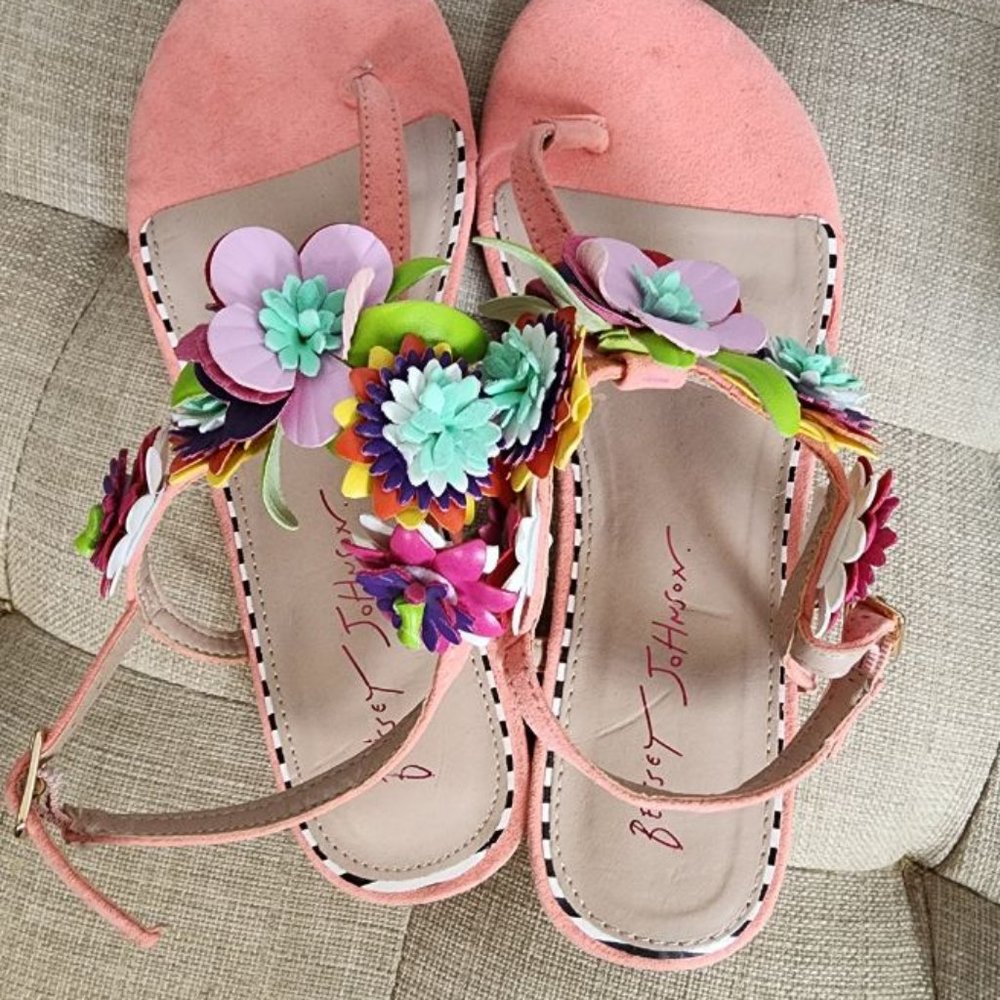BETSEY JOHNSON SANDAL LEATHER PEACH SIZE 6.5. NEW.. NEVER WORN